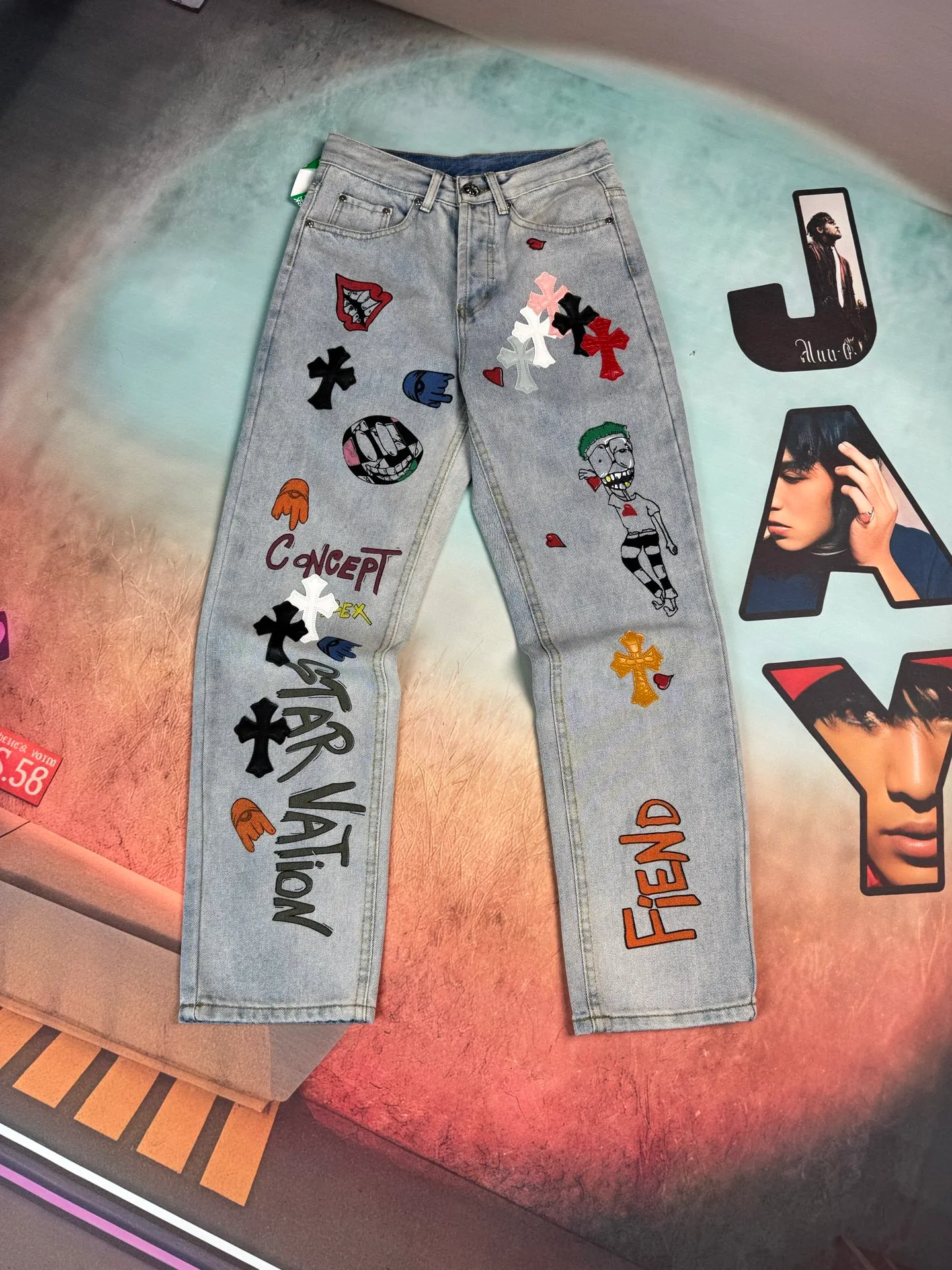 🅿️300 🔘Model No.-KL101 🔘Croixin𝐂𝐡𝐫𝐨𝐦𝐞 𝐇𝐞𝐚𝐫𝐭 CH graffiti crocodile skin jeans* CH The graffiti crocodile skin jeans co-branded by Crowe Xin are a rare treasure in the fashion world! That's quite rare on the market. Take a closer look at these pants, which are carefully embellished with 17 cross elements, and they are made of three different high-quality materials, including luxurious crocodile leather, soft and delicate lambskin, and unique horsehair. Every material is made of real materials. Compared with ordinary styles, there is a huge difference! What’s more worth mentioning is that the genderless trend exuded by these jeans is simply amazing! No matter boys or girls, as long as they wear it, they can easily control it, instantly make their fashionable temperament up, and become the most eye-catching trend focus among the crowd!  Color: Light Blue Size: S M L XL (28.30.32.34)
